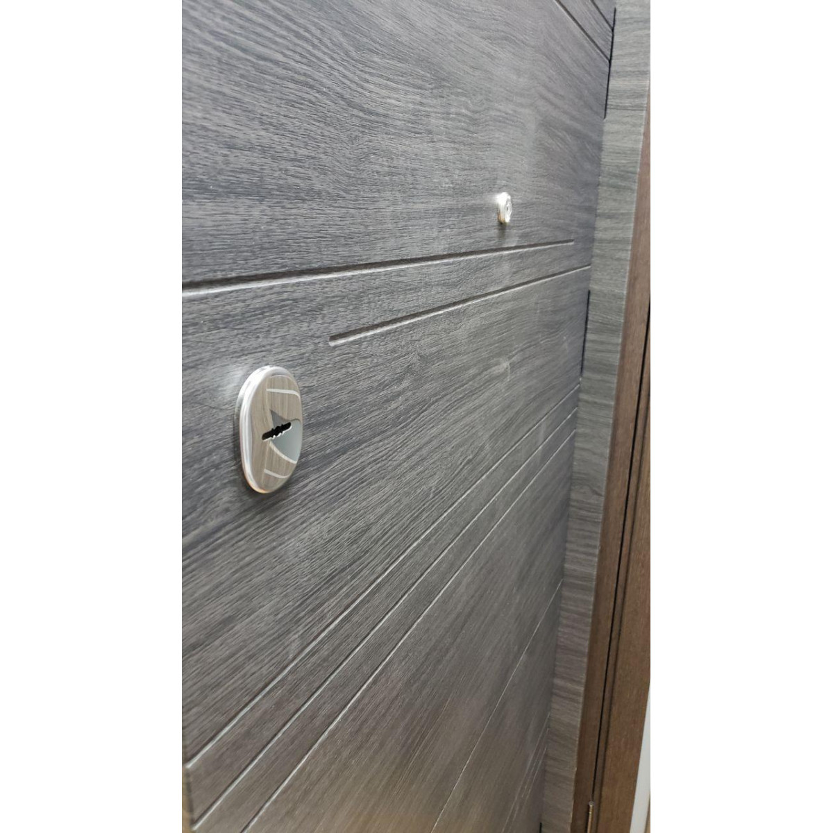 Входная бронированная дверь Кассандра квартира серия Премиум+ Bena 870х2060 мм, Венге серый горизонт/Светло-серый