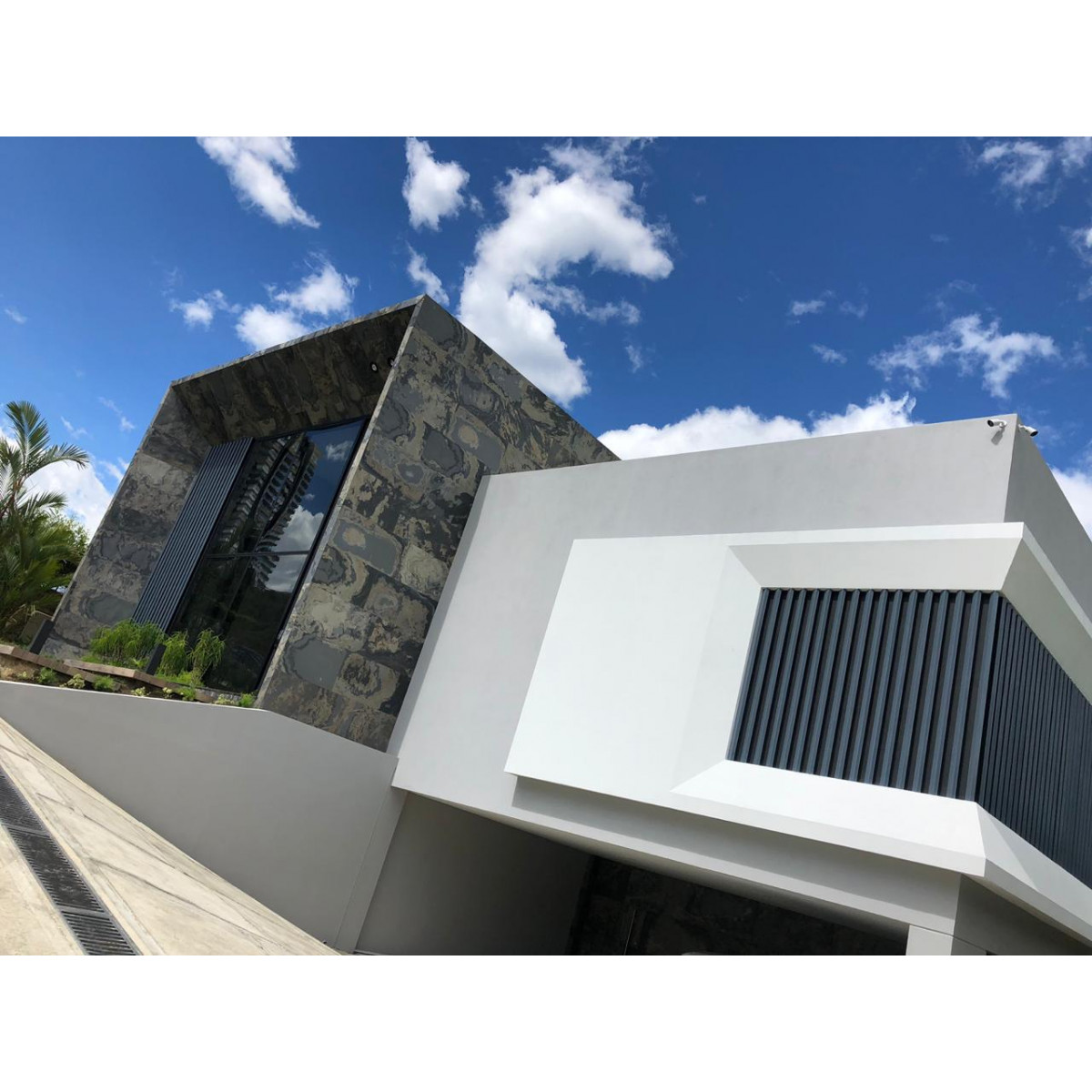 Натуральный гибкий камень для интерьера и фасадов DESERT BROWN