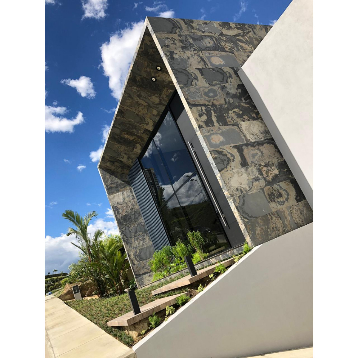 Натуральный гибкий камень для интерьера и фасадов DESERT BROWN