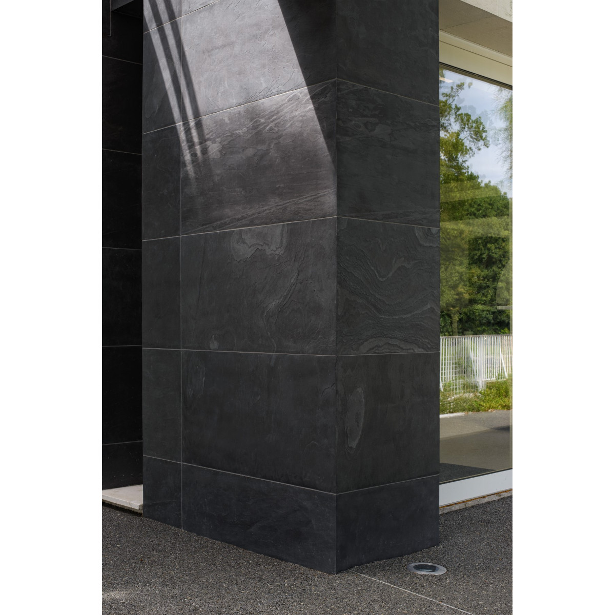 Натуральний гнучкий камінь для інтер'єру та фасадів EBONY VEIN