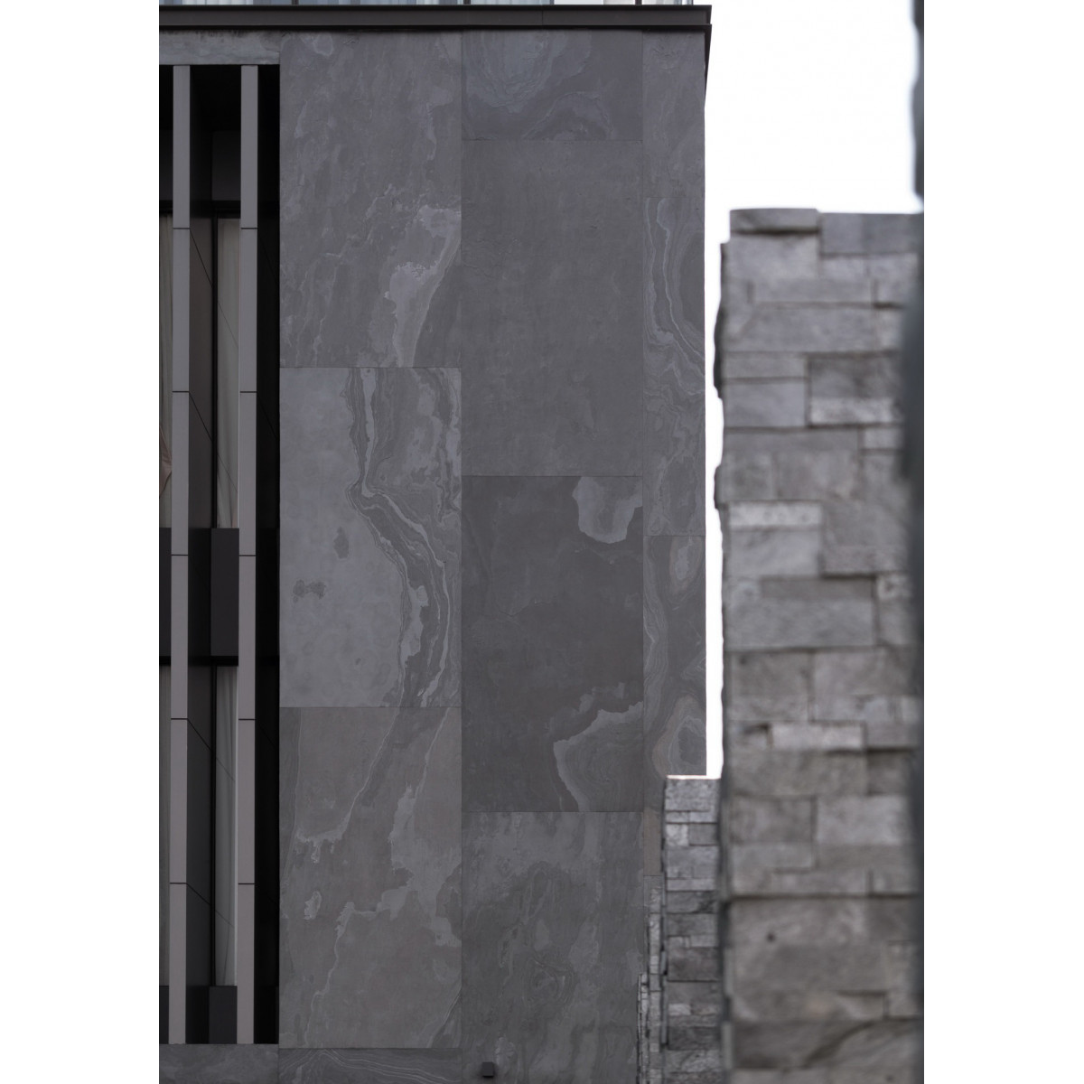 Натуральний гнучкий камінь для інтер'єру та фасадів EBONY VEIN