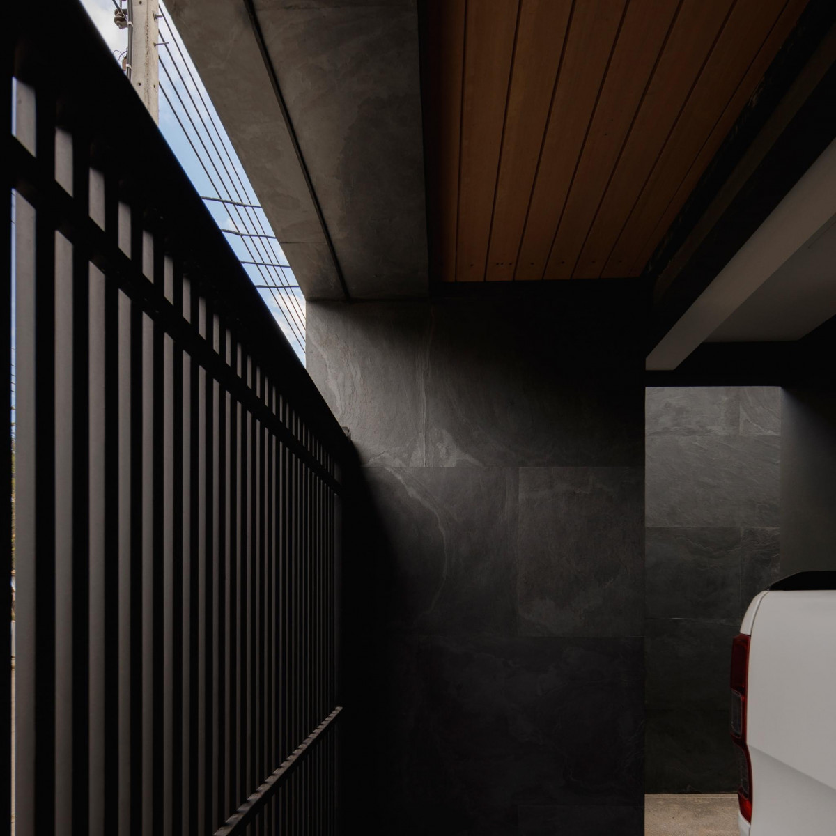 Натуральний гнучкий камінь для інтер'єру та фасадів EBONY VEIN