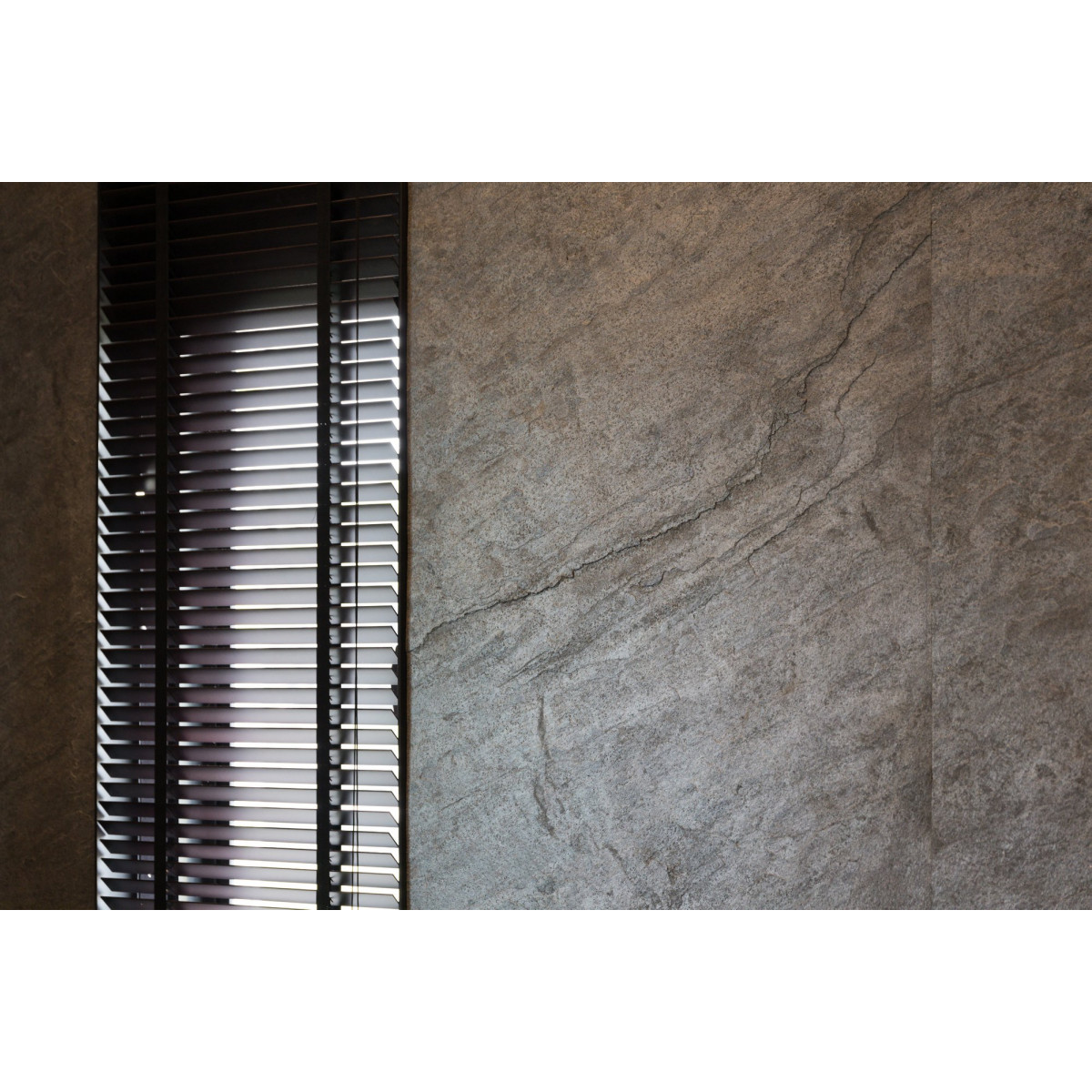 Натуральний гнучкий камінь для інтер'єру та фасадів SILVER STEAK