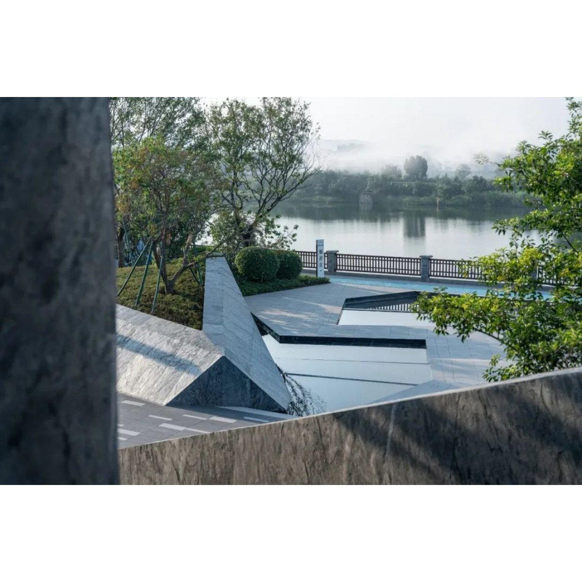 Натуральний гнучкий камінь для інтер'єру та фасадів SILVER STEAK