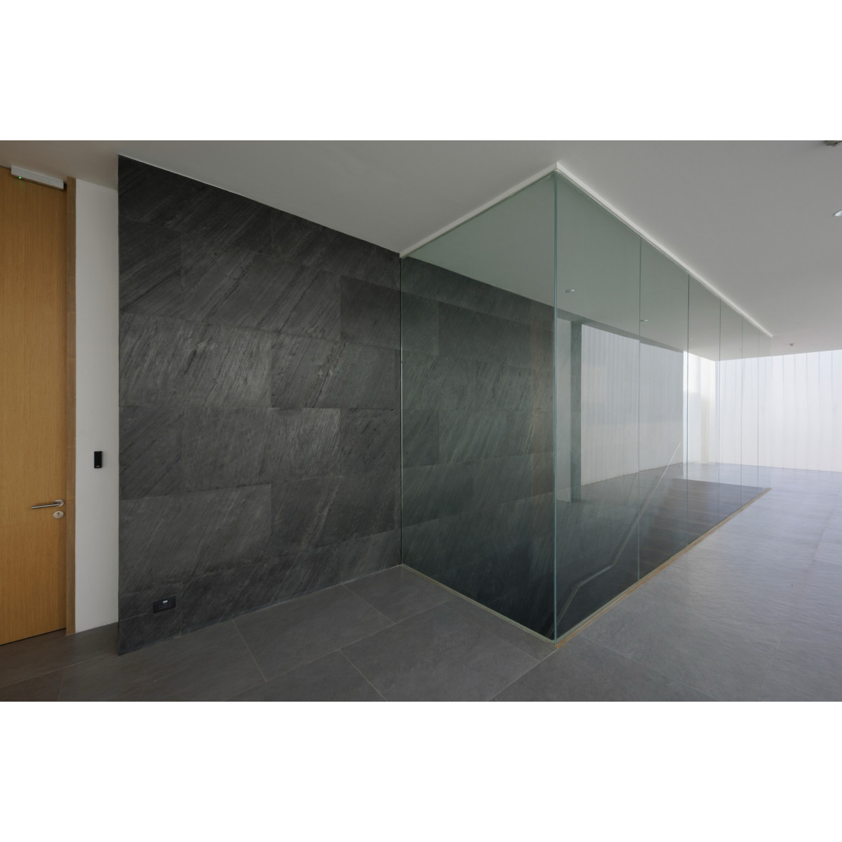 Натуральний гнучкий камінь для інтер'єру та фасадів GRAPHITE CHEVRON