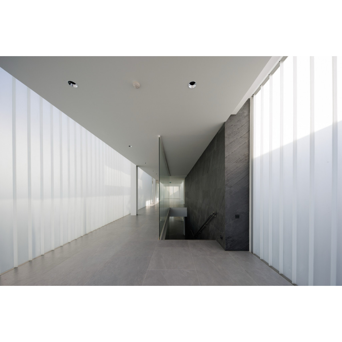 Натуральний гнучкий камінь для інтер'єру та фасадів GRAPHITE CHEVRON