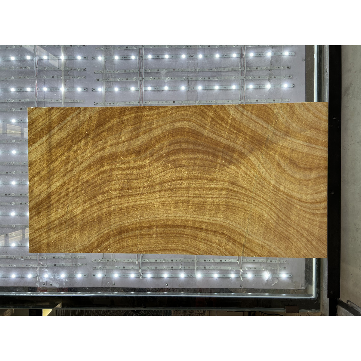 Натуральный гибкий камень для интерьера и фасадов AMBER VEIN