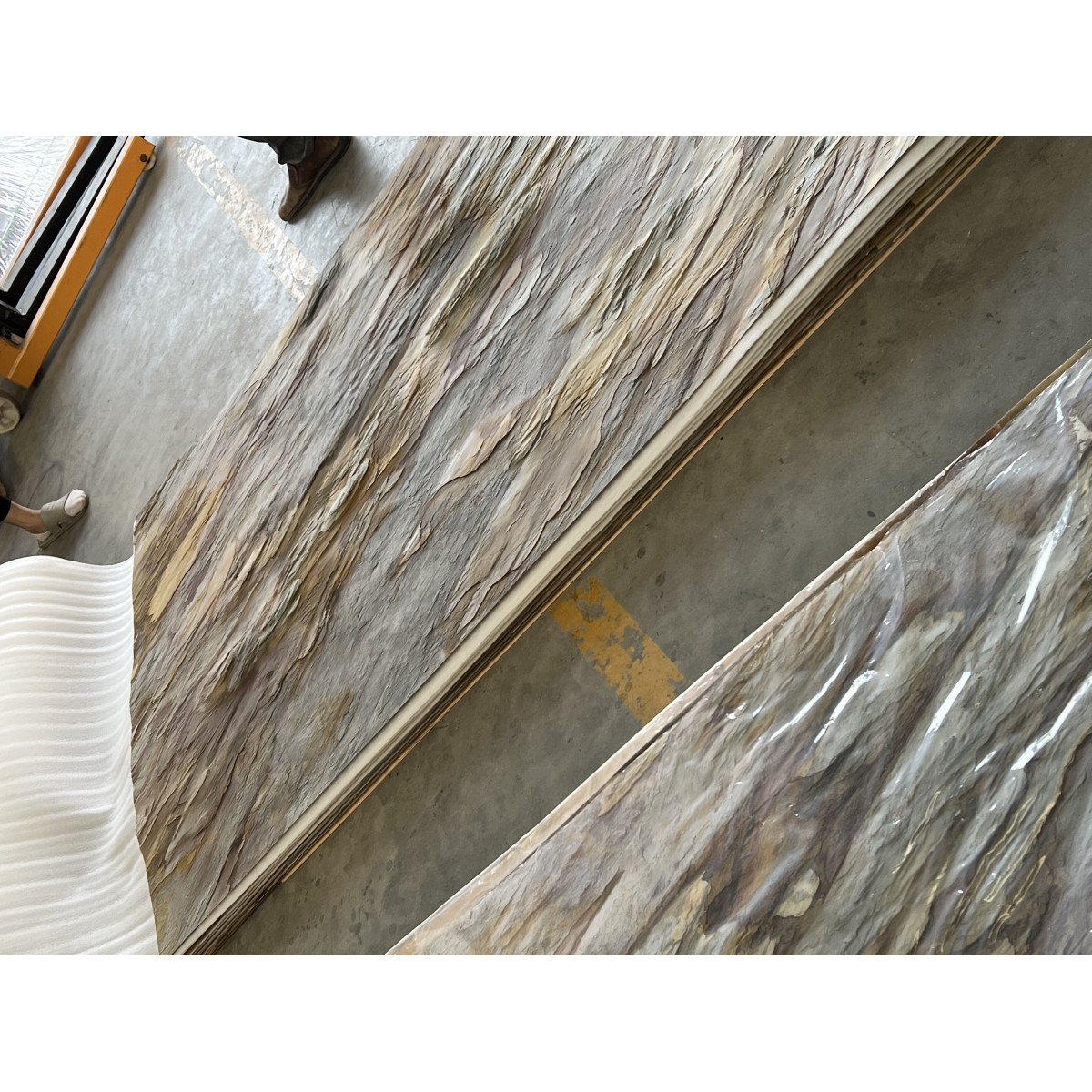 Натуральный гибкий камень для интерьера и фасадов BRIGHT MOON