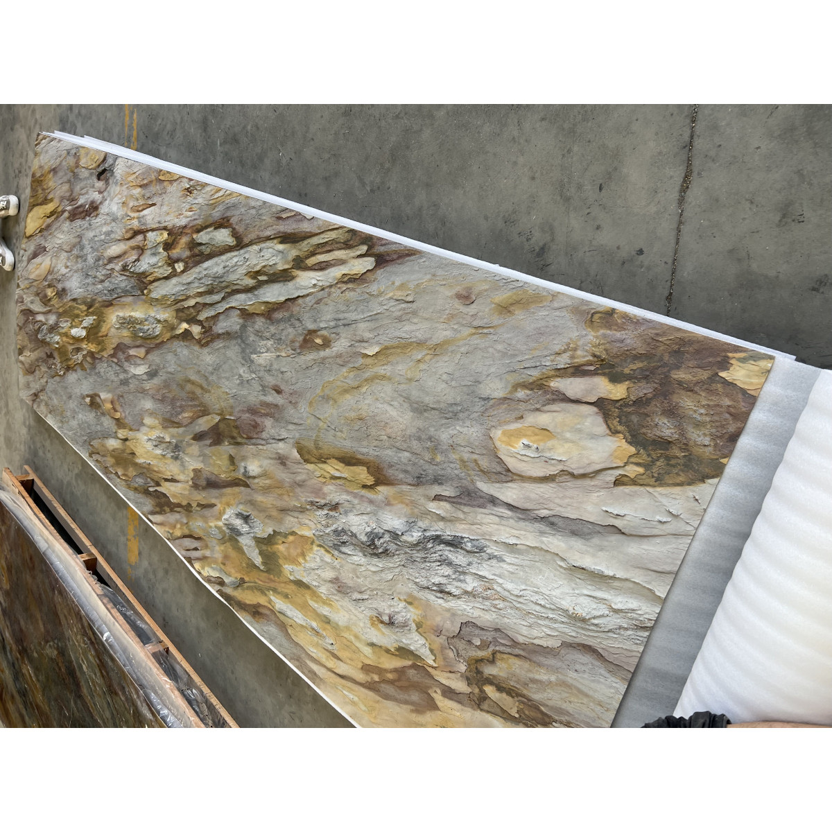 Натуральный гибкий камень для интерьера и фасадов BRIGHT MOON