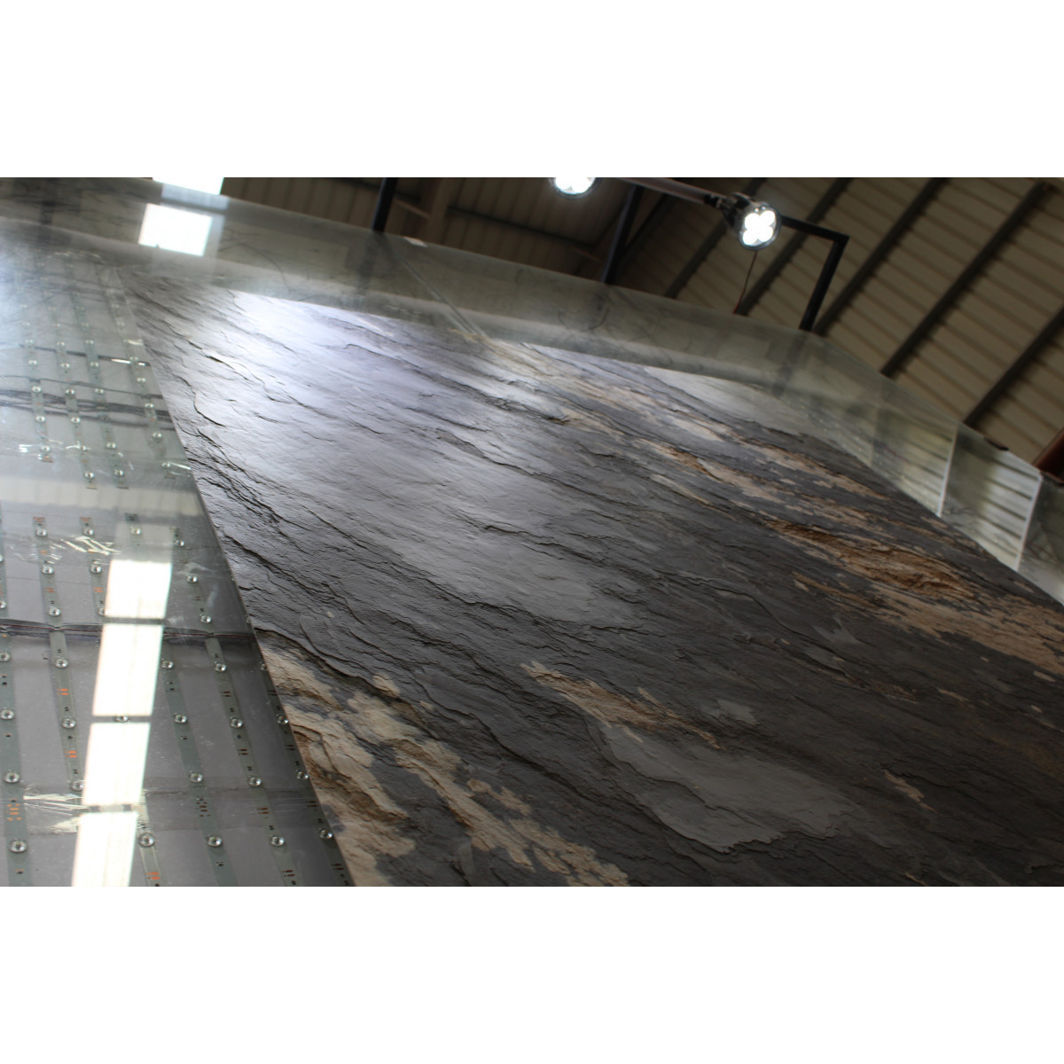 Натуральный гибкий камень для интерьера и фасадов BROWN STORM