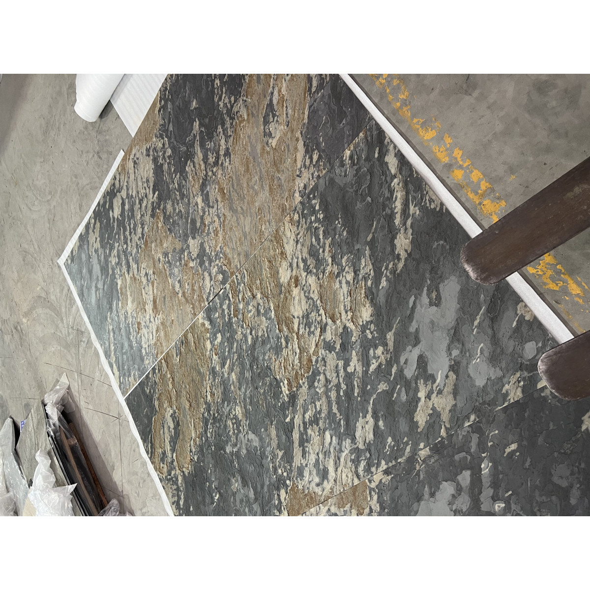 Натуральный гибкий камень для интерьера и фасадов BROWN STORM