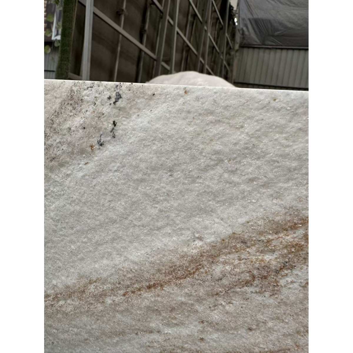 Натуральный гибкий камень для интерьера и фасадов PALISSANDRO WHITE